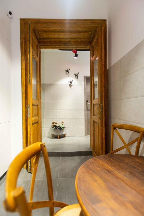 Premium Rooms By Hi5 - Style At The Comedy Theater Budapest Extérieur photo